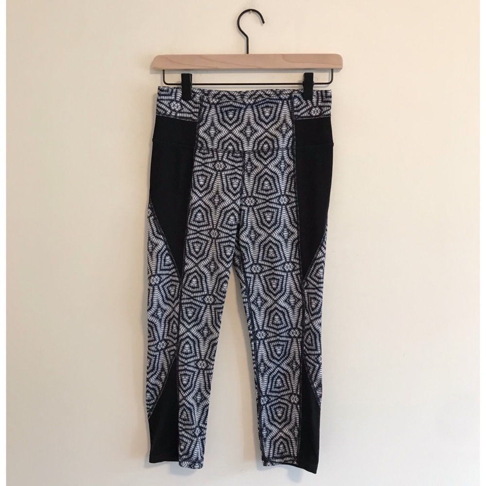 Athleta | High Rise Mixed Geo Chaturanga Capri Bla